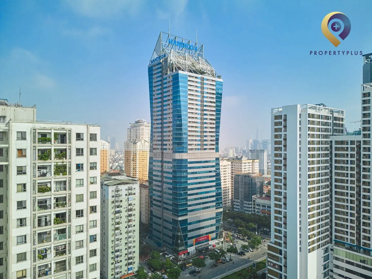Toàn cảnh Diamond Flower Tower nhìn từ trên cao, nổi bật giữa khu đô thị hiện đại.